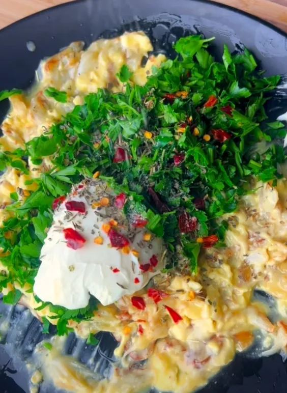 Cream cheese, parsley, chilli flakes and herbs added to the garlic butter